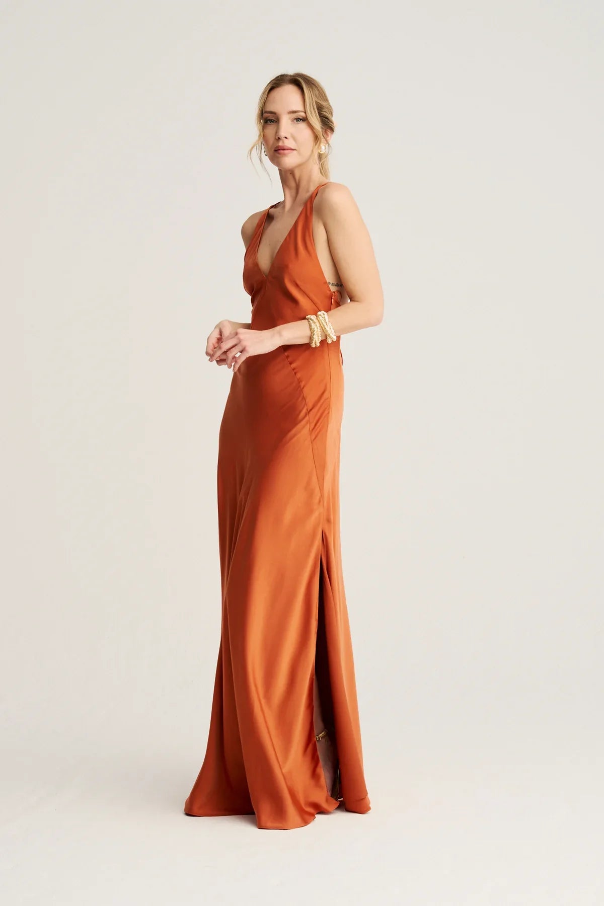 CANDELA - VESTIDO SATINADO CON CAPA