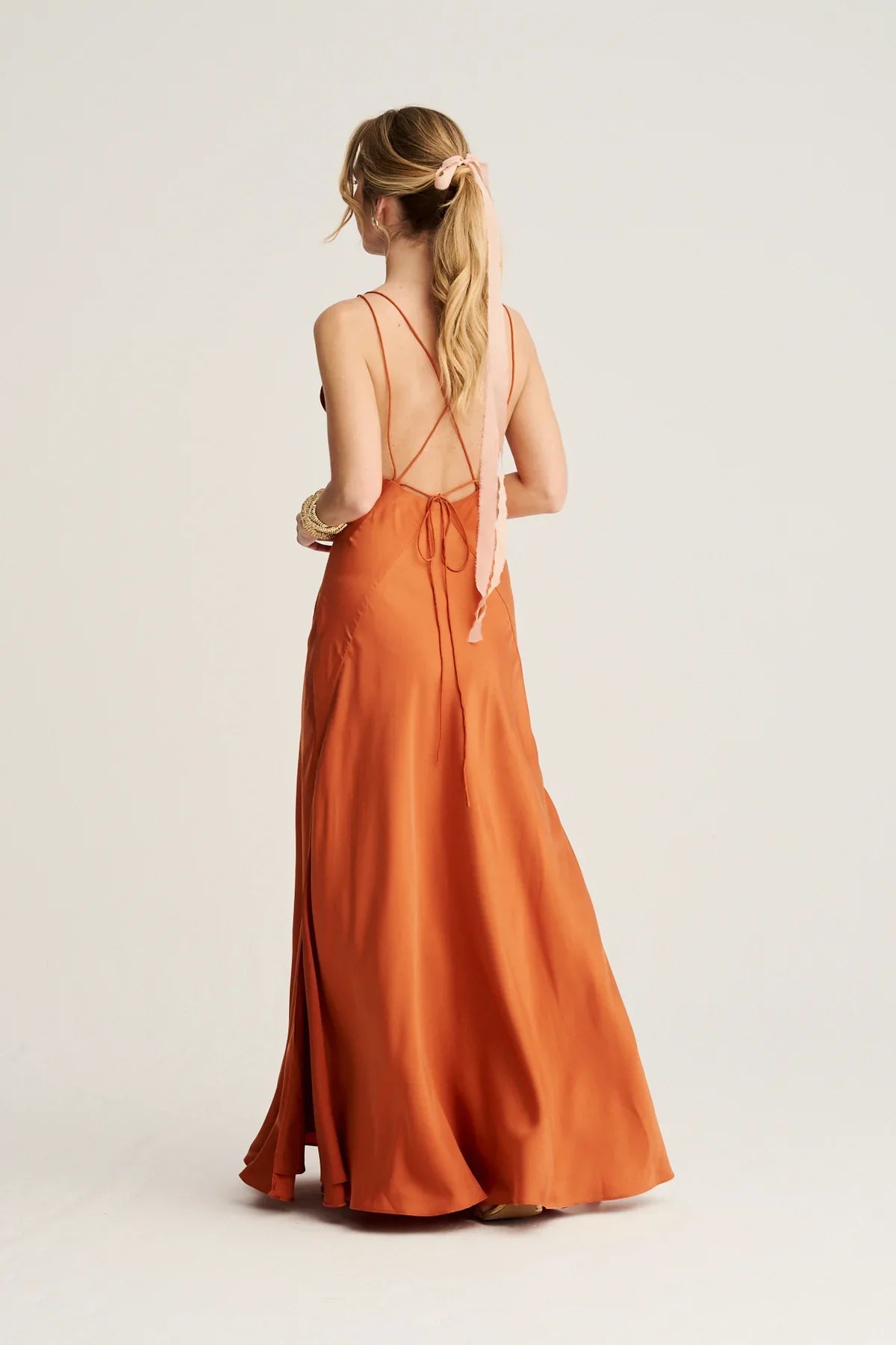 CANDELA - VESTIDO SATINADO CON CAPA