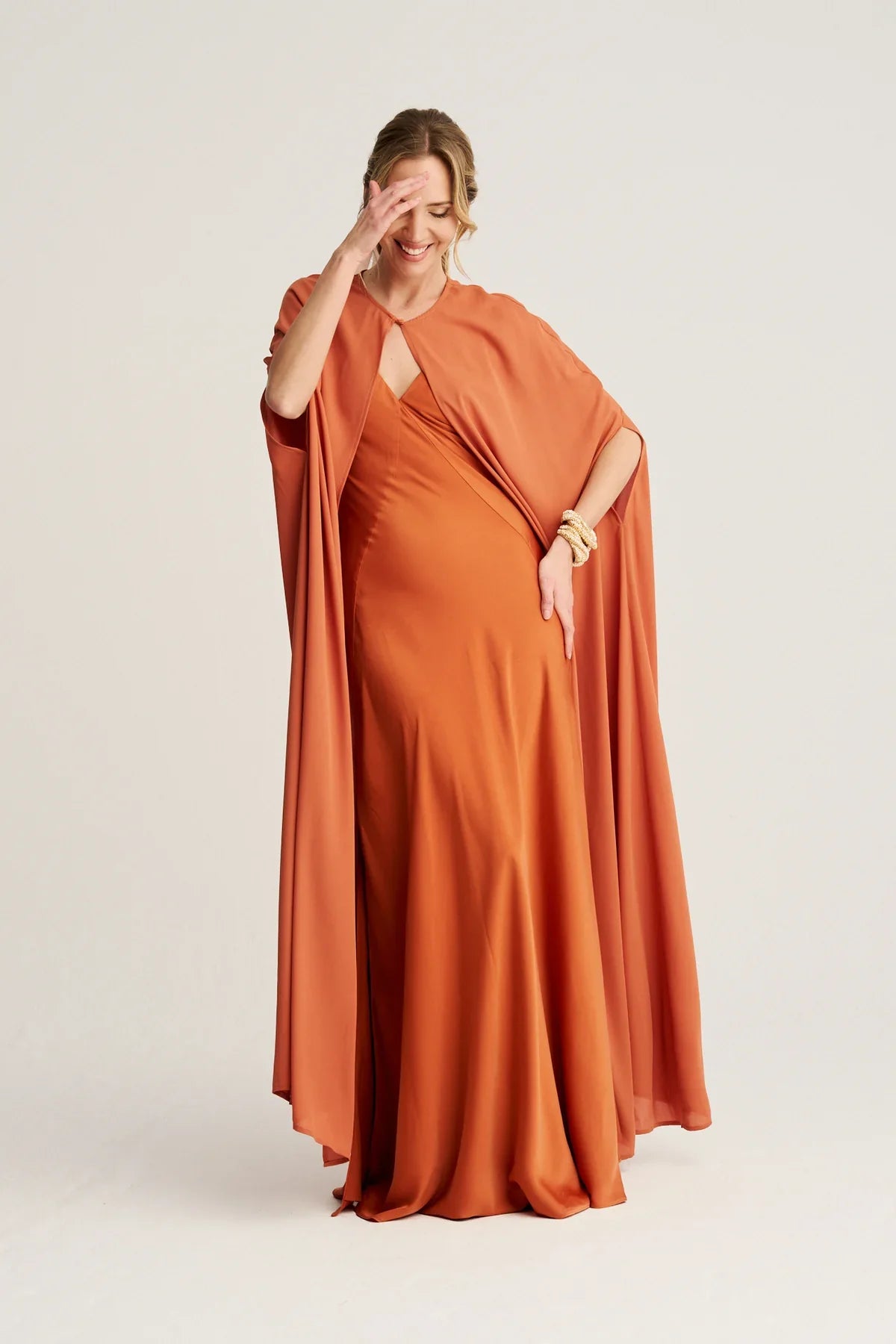 CANDELA - VESTIDO SATINADO CON CAPA