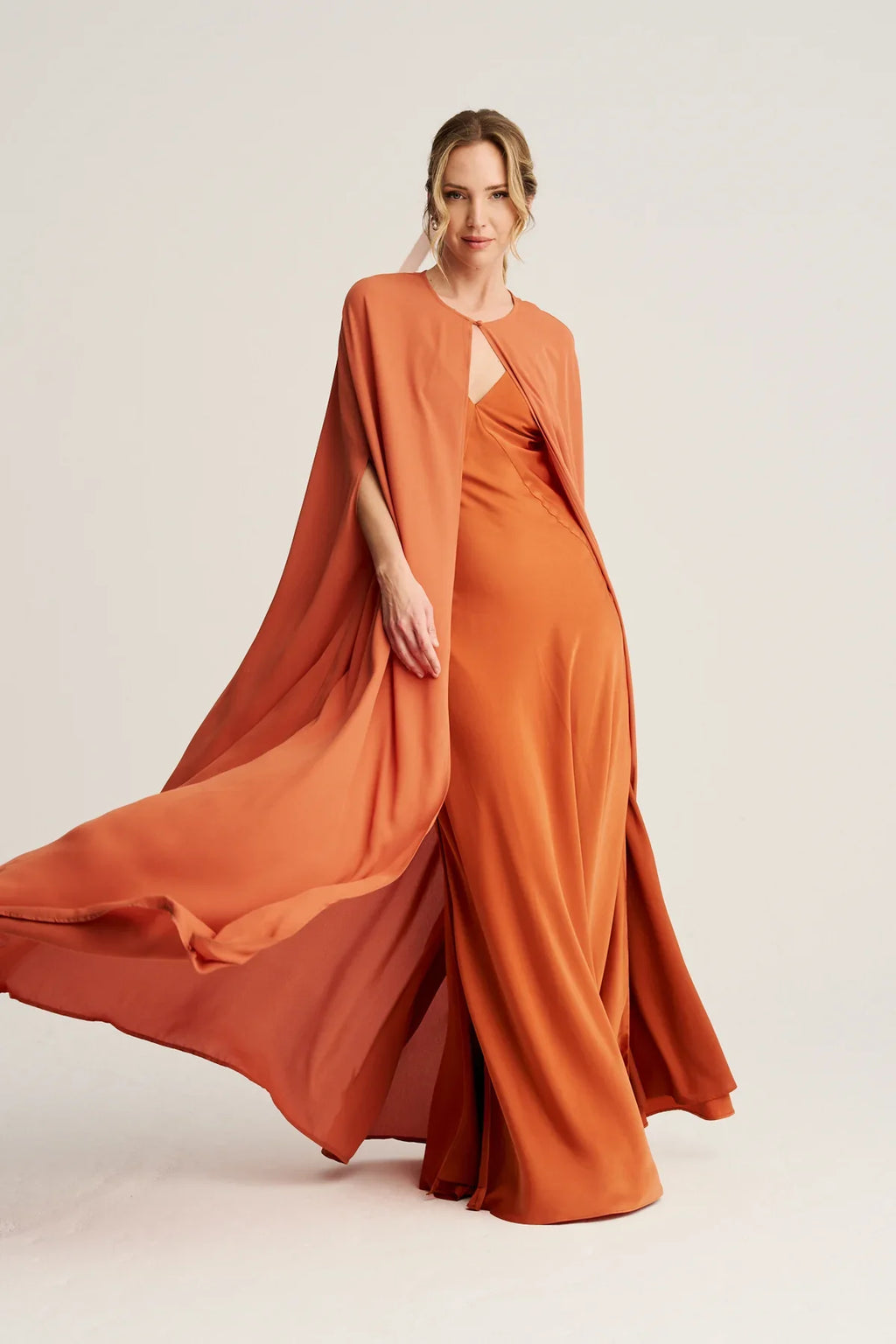 CANDELA - VESTIDO SATINADO CON CAPA