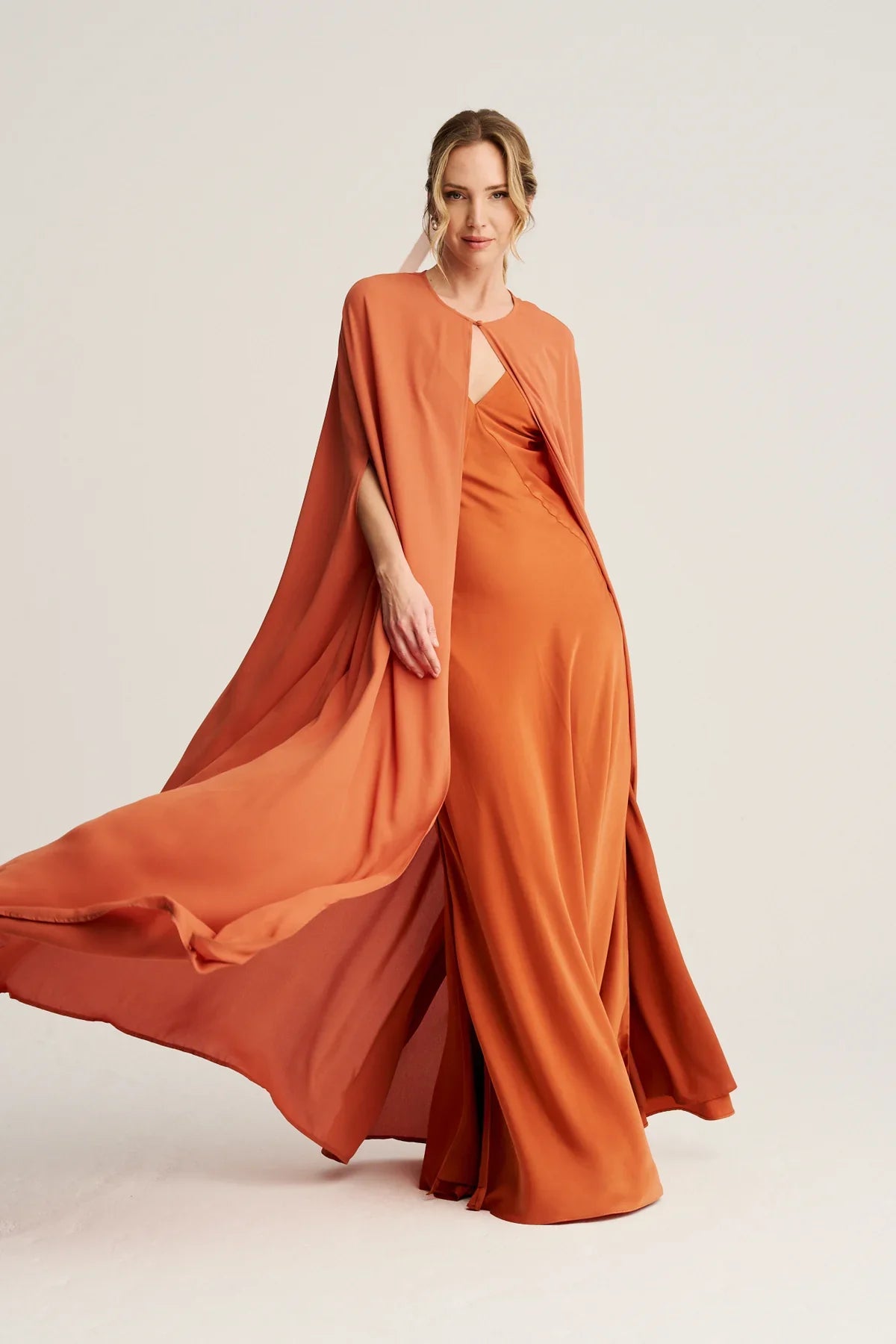 CANDELA - VESTIDO SATINADO CON CAPA