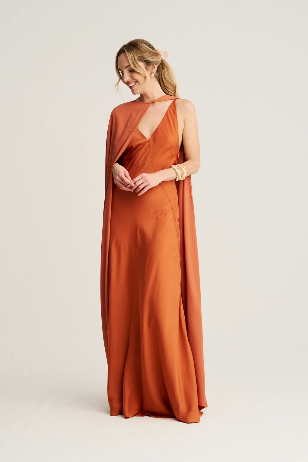 CANDELA - VESTIDO SATINADO CON CAPA