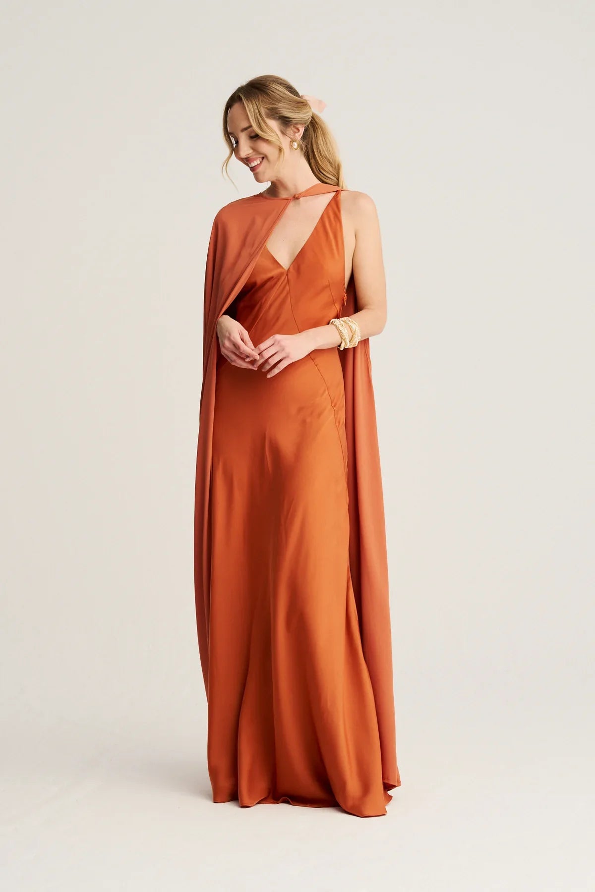 CANDELA - VESTIDO SATINADO CON CAPA
