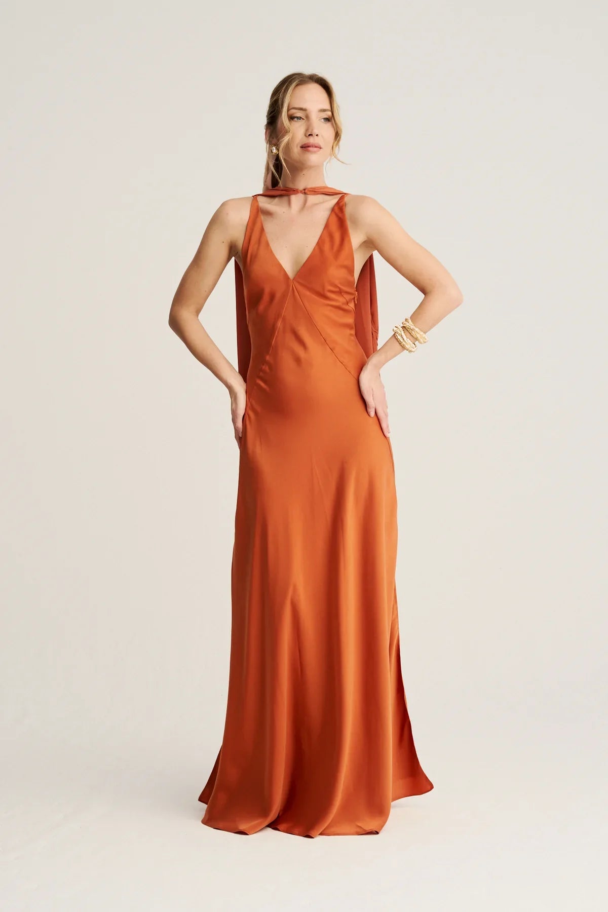 CANDELA - VESTIDO SATINADO CON CAPA