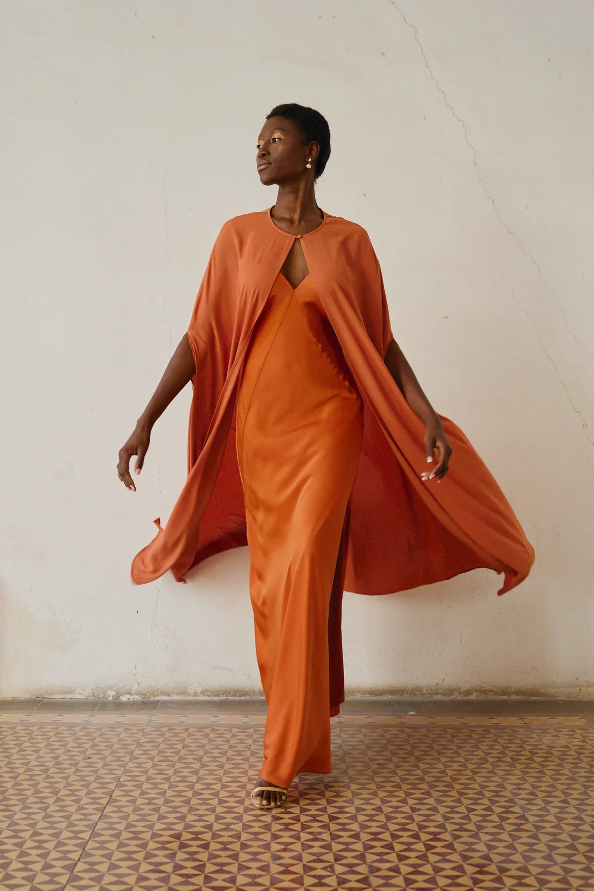 CANDELA - VESTIDO SATINADO CON CAPA