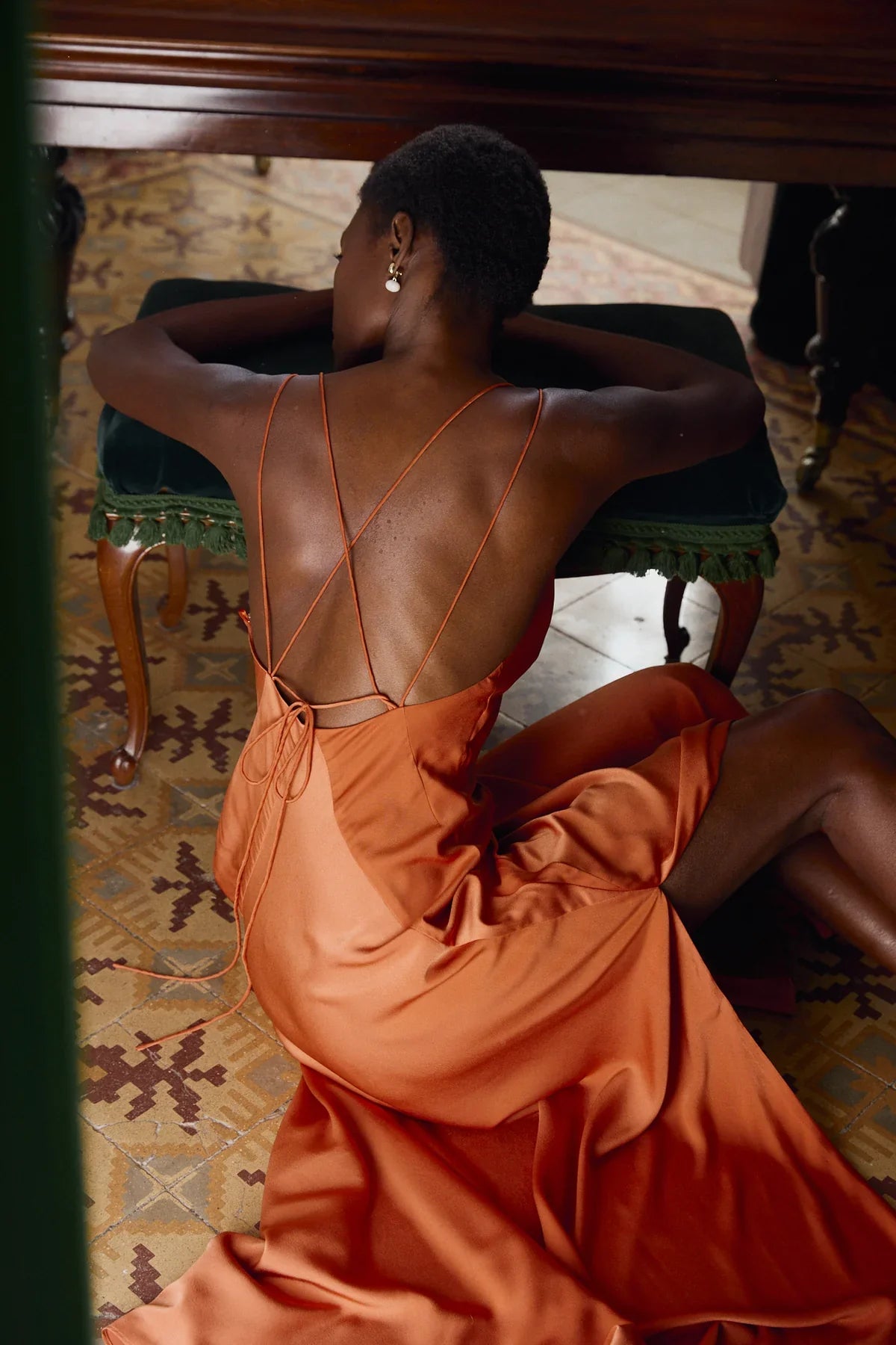 CANDELA - VESTIDO SATINADO CON CAPA