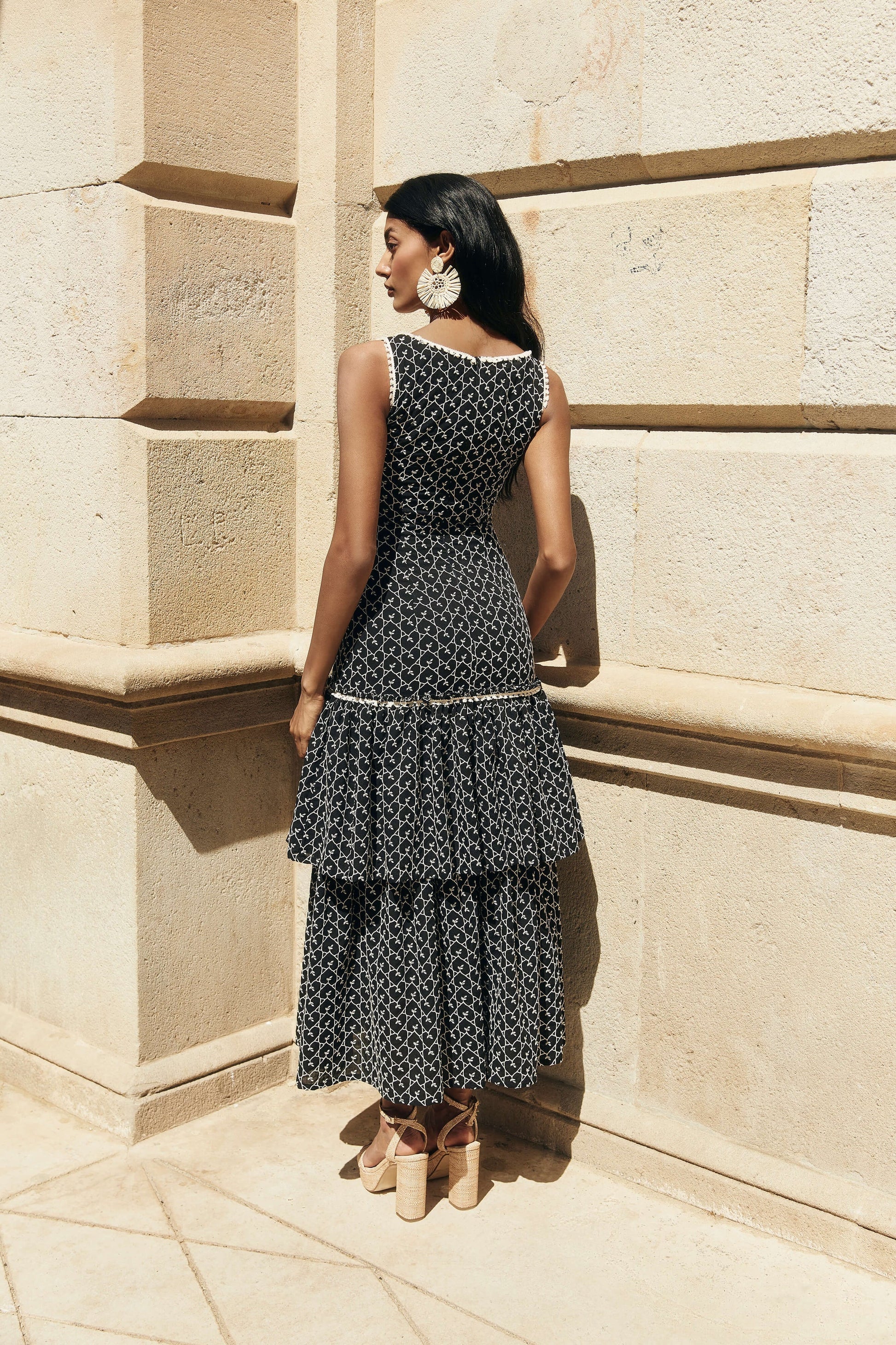 AUXI - VESTIDO MIDI ENTALLADO CON VOLANTES