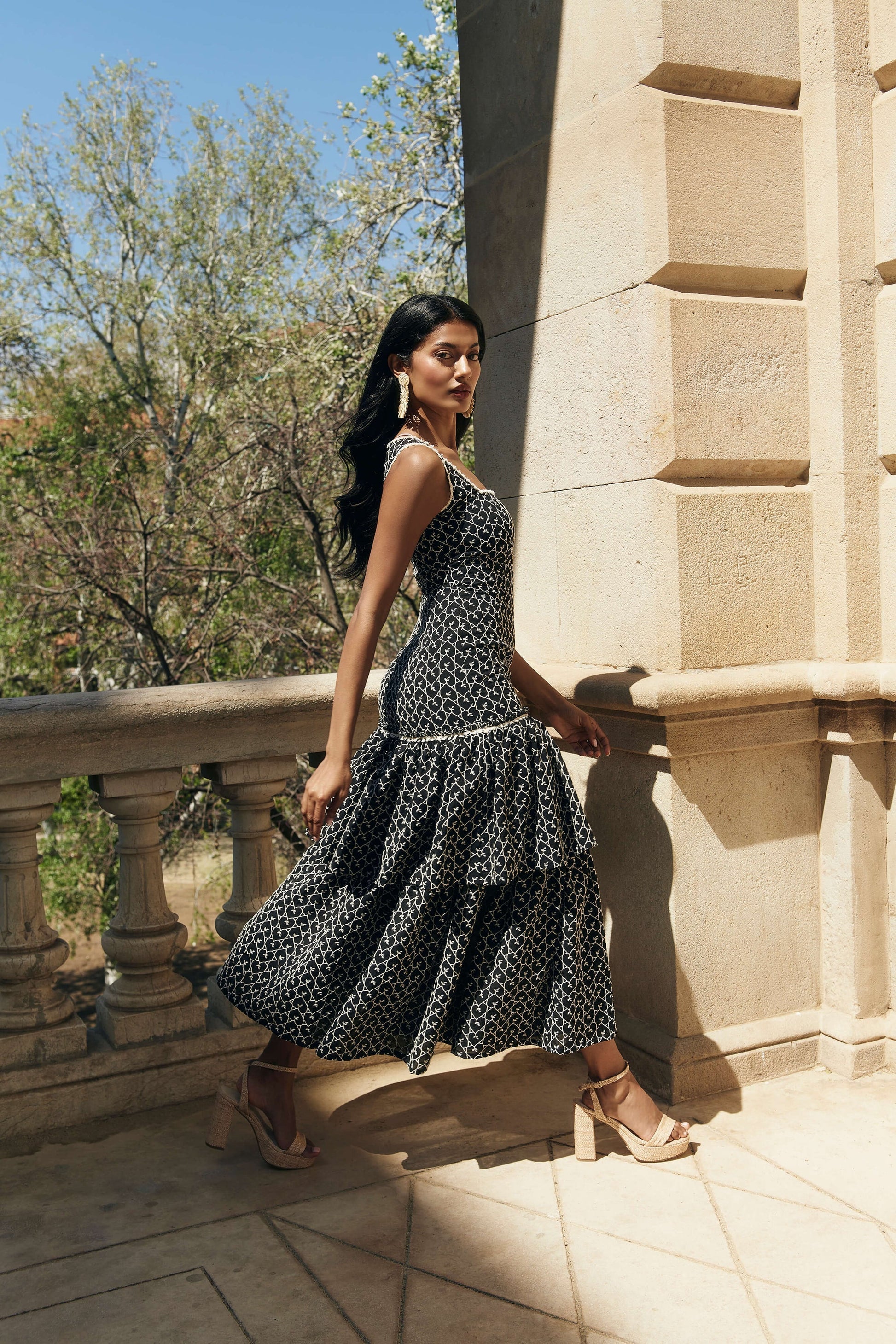 AUXI - VESTIDO MIDI ENTALLADO CON VOLANTES