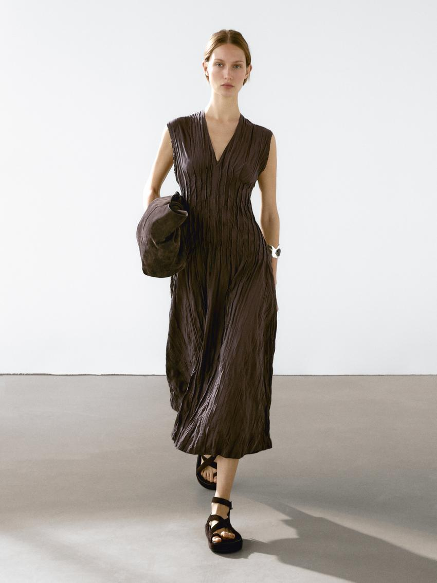 FIDELA - VESTIDO MIDI PLISADO MARRÓN