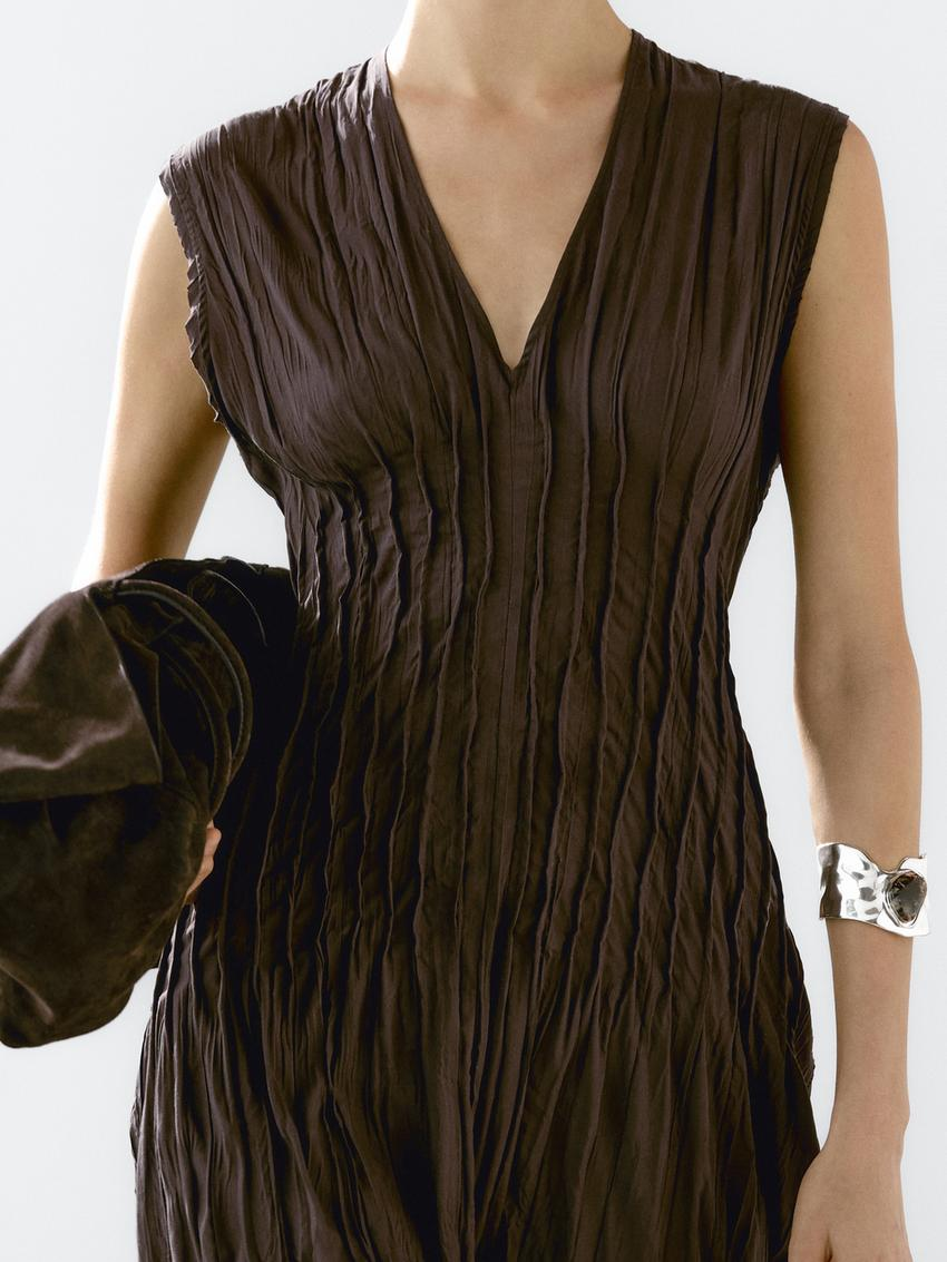 FIDELA - VESTIDO MIDI PLISADO MARRÓN