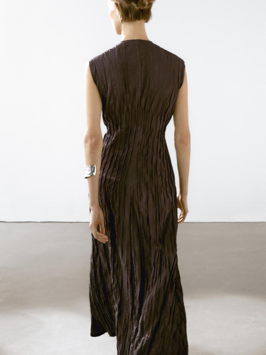 FIDELA - VESTIDO MIDI PLISADO MARRÓN