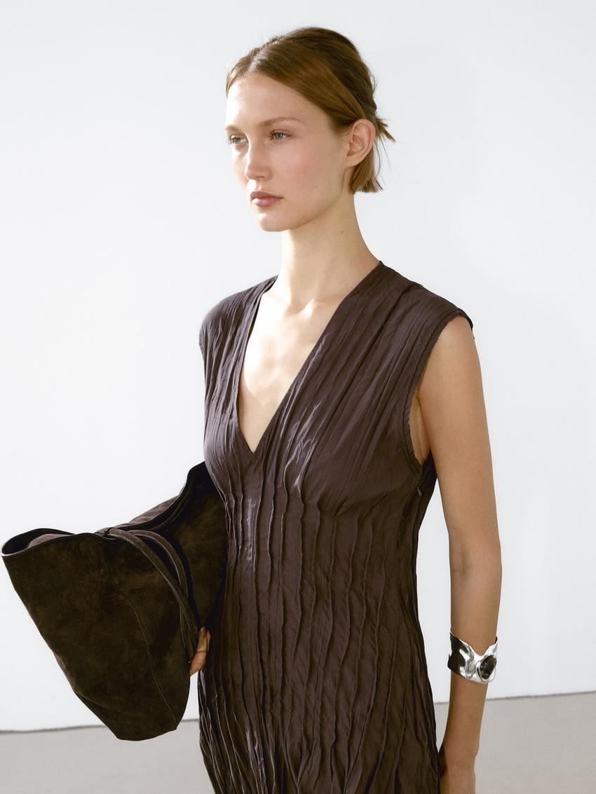 FIDELA - VESTIDO MIDI PLISADO MARRÓN