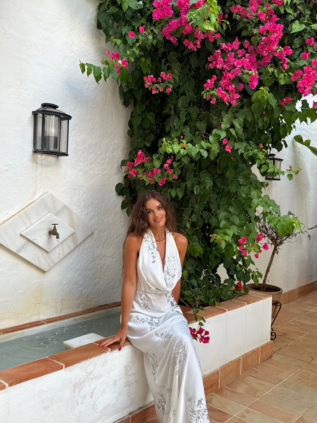 JADIRA - VESTIDO HALTER DRAPEADO BORDADO